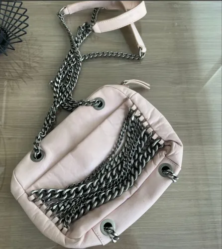 Bolsa couro rosa e correntes Zara