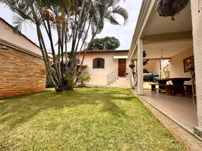 Casa Plana na Vila Cloris: 3 Quartos, Energia Solar e Lazer - 230m²