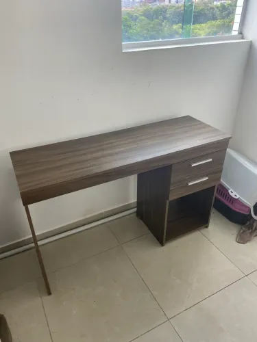 Escrivaninha de madeira