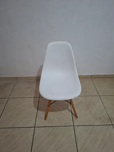 Cadeira branca pé palito 