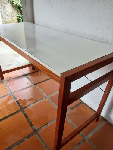 Mesa com base em madeira e tampo em mdf
