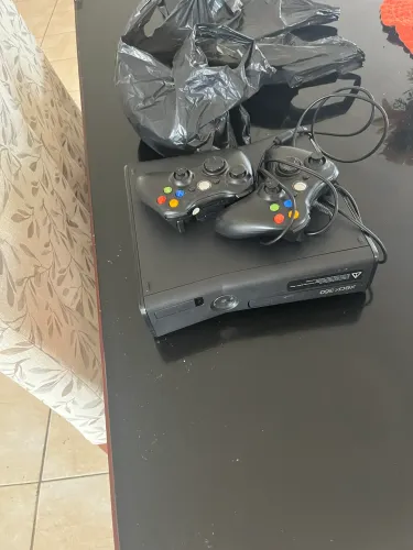 Estou vendendo um Xbox 360 dois controle