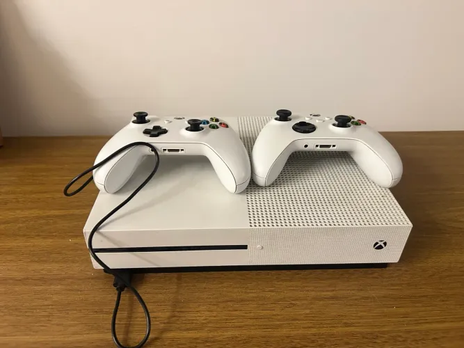 Xbox One S 500GB + 2 Controles + Bateria Recarregável - Excelente Estado