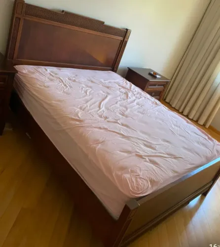 Excelente cama em madeira da marca Sierra,com colchão 