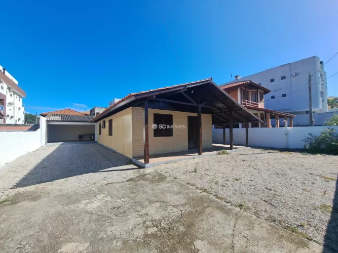 Casa térrea 3 dormitórios e amplo quintal