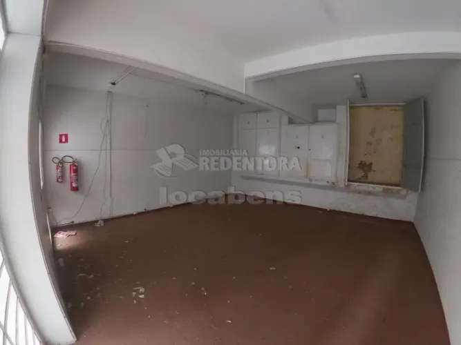 Sobrado comercial com 1 sala no térreo e 3 salas no piso superior