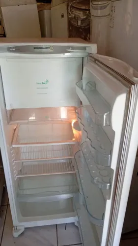 GELADEIRA FROSFIER MUITO NOVA MODELO NOVO DOU GARANTIA DE 3 MESES FAÇO A ENTREGA GRÁTIS