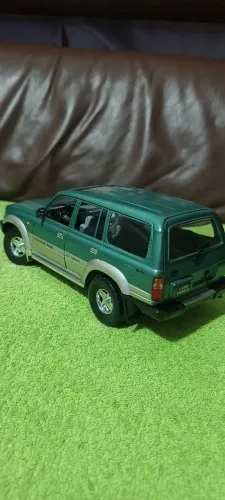 Miniatura 1/18 land cruiser