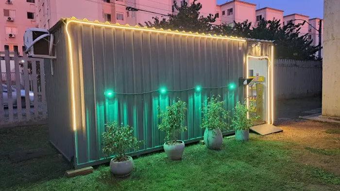 Container com instalação elétrica e iluminação