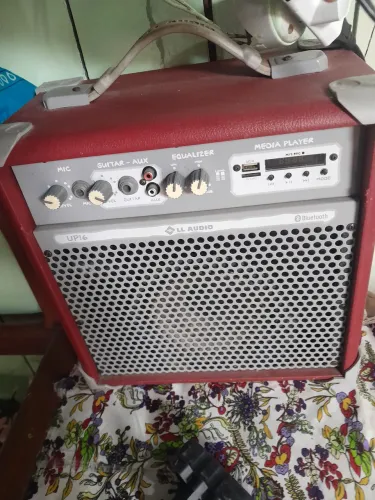 Caixa de som potente e conectar microfone!!! Perfeita