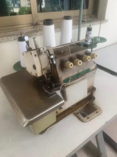 Máquina de costura overlock semi industrial