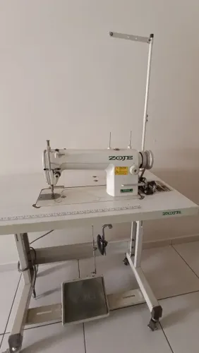 Máquina de Costura Reta Industrial - Marca: Zoje