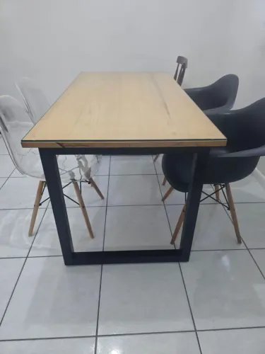 Mesa de jantar estilo industrial - esquadria de aço com madeira tratada e vidro temperado
