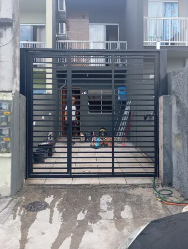 Portão basculante com SOCIAL EM ALUMÍNIO.