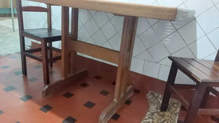 Mesa de madeira acompanha duas cadeiras