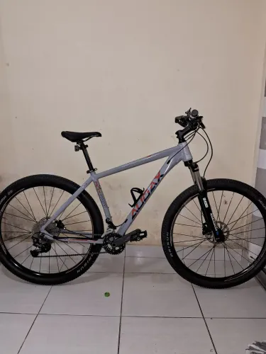 Bike Audax adx 100 com grupo Shimano Deore 2x10 e suspensão ar e óleo e freios hidráulico