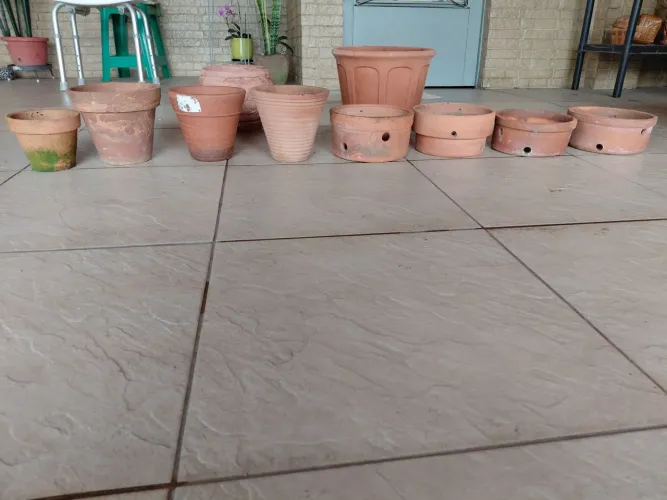 vasos ornamental de barro vendo o lote com 10 vasos em ótimo estado tamanho variado.