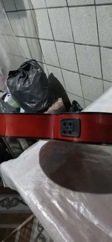 Vendedor se um violão elétrico