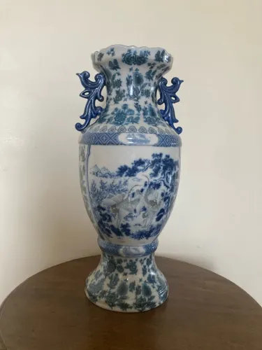 Vaso decorativo vintage com alças e motivos orientais