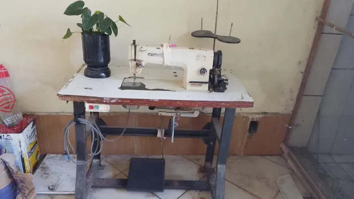 Máquina de costura reta