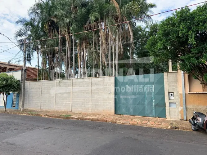 Terreno pronto para construir, todo murado e com ótima localização.