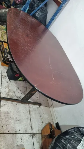 Mesa oval para 6 lugares..madeira e metal