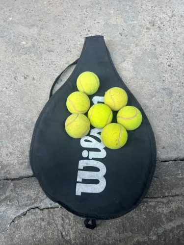 Capa e bolinha de tênis