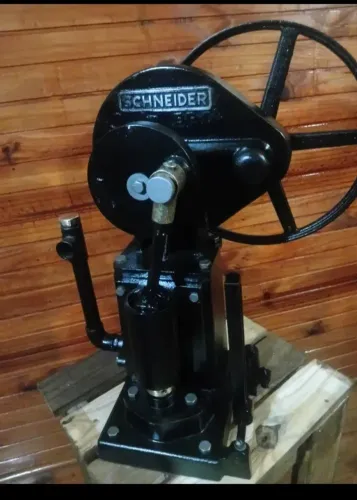 Bomba de água manual antiga