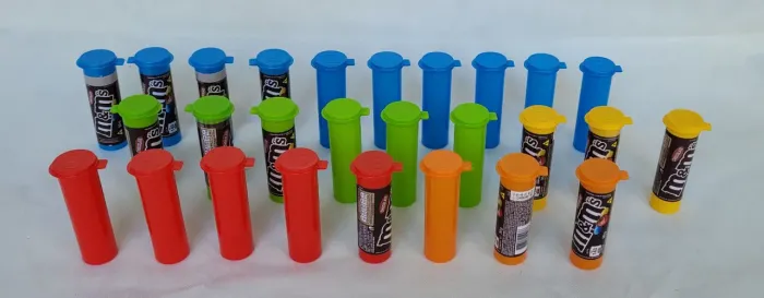 28 frascos, potes de M&Ms vazios higienizados alguns ainda com rótulo