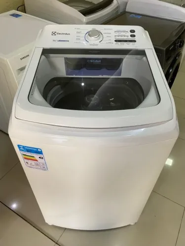 Máquinas de lavar com garantia de três meses.