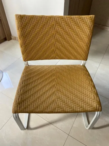 Cadeira Decorativa em Fibra Sintética - Ótimo Estado
