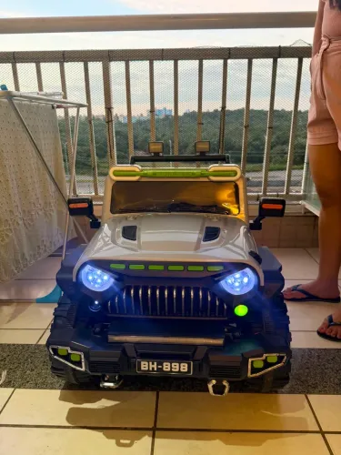 Carro Infantil Elétrico 4x4 com Controle Remoto - Excelente Estado