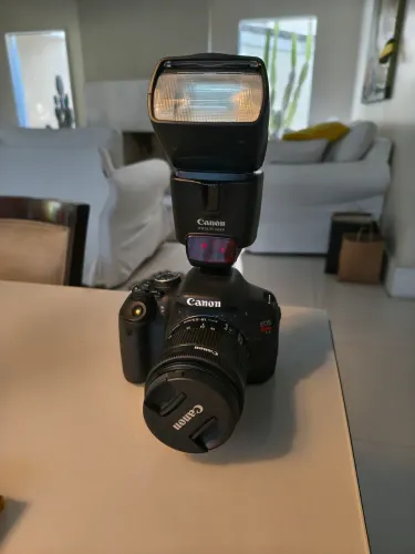 Câmera Cannon Rebel T3i + lente EF 55-200 + flash speed light 430EX + bag