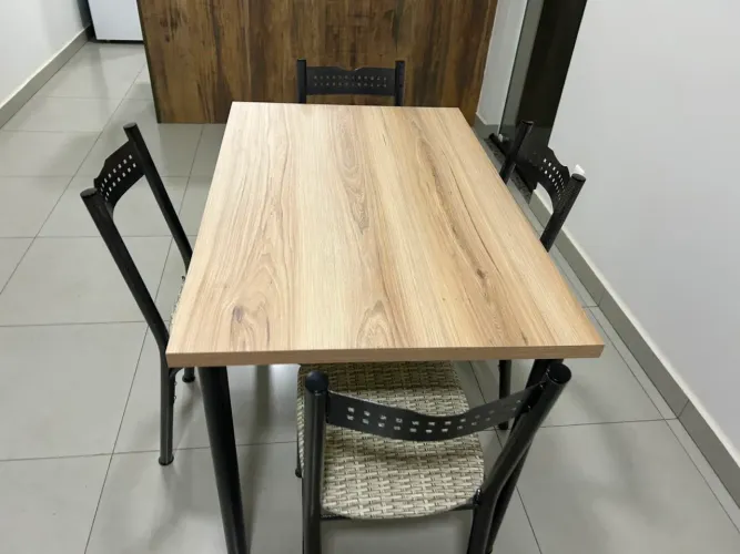 Vendo mesa com 4 cadeiras