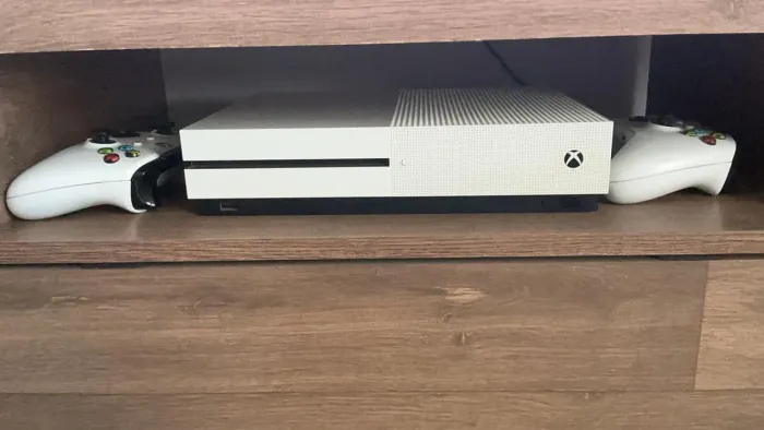 XBOX ONE S DOIS CONTROLES 3 JOGOS