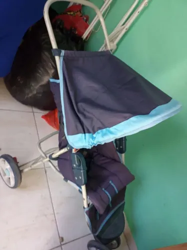 Carrinho de bebê azul