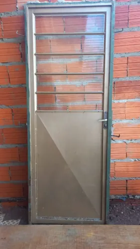 Porta de ferro e vidro com chaves