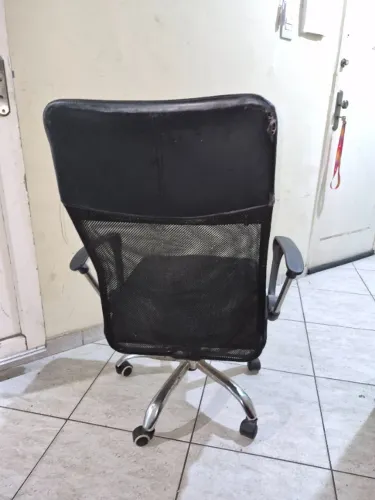 Cadeira com encosto de tela e regulagem de altura