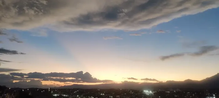 Alugo sobrado vista para serra