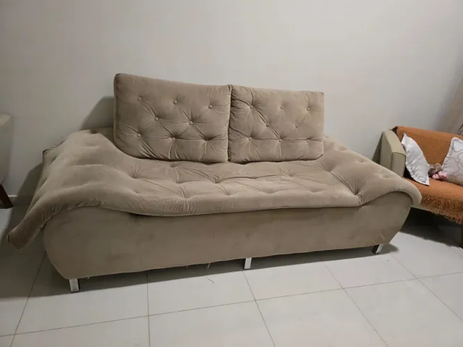 Sofá três lugares 