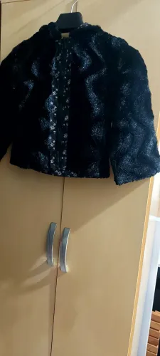 Casaco menina 5 / 6  anos de pelinhos por fora e cetim dentro
