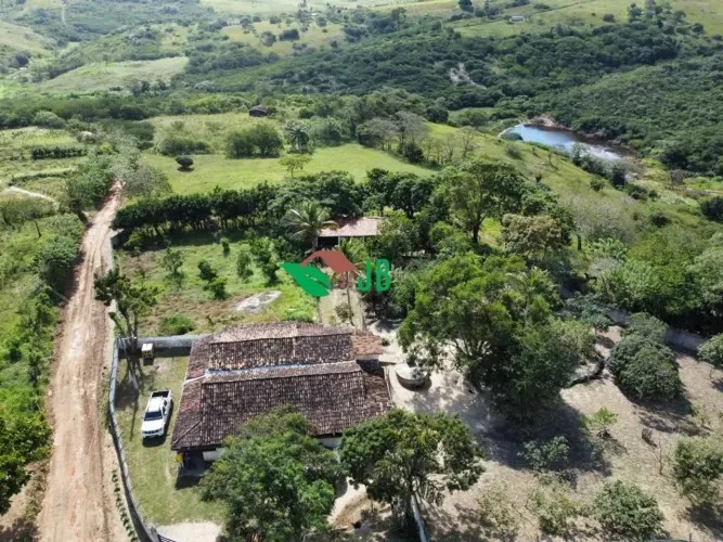 Excelente sitio medindo 12 hectares com estrutura para criação de gado