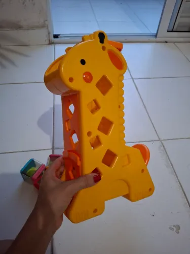 Girafa com Blocos da Fisher-Price (modelo Peek-A-Blocks ou Tumblin' Sounds).