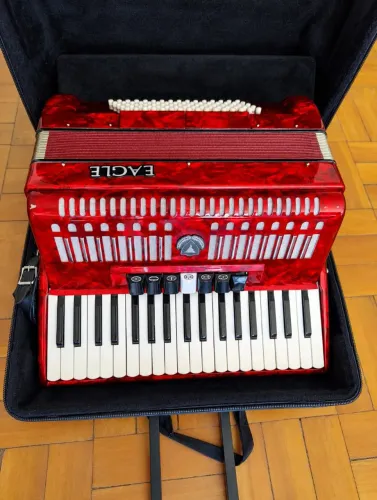 Acordeom Eagle 80 baixos Zerada no Case.