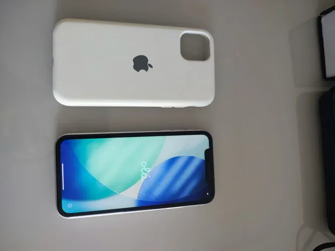 iPhone 11 semi novo bateria 81%