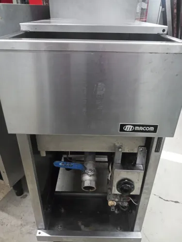 Fritadeira industrial Macom, inox , impecável c/ tampa