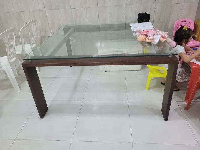 Vendo uma mesa de madeira com tampo de vidro 