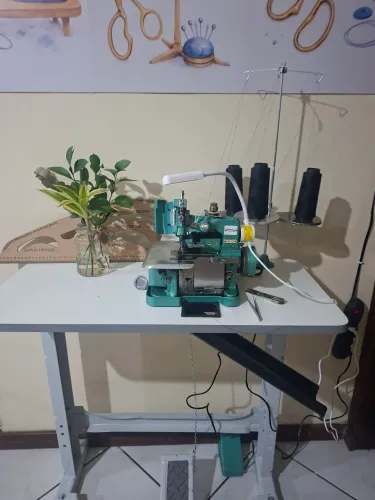 Vende-se máquina nunca usada overloque chinesada, junto com a mesa nova