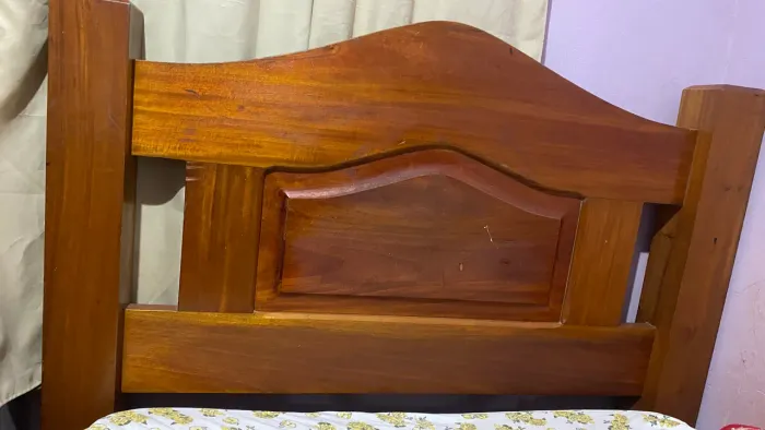 Cama de casal de madeira