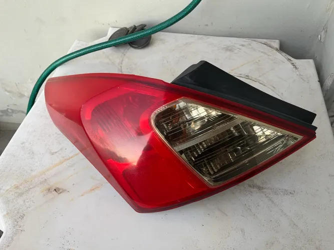 Lanterna Traseira Nissan Versa 